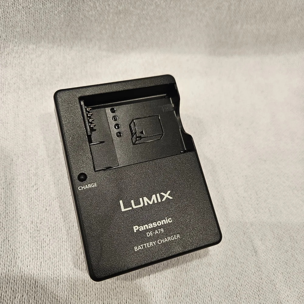 Panasonic Lumix DE-A79 Battery Charger